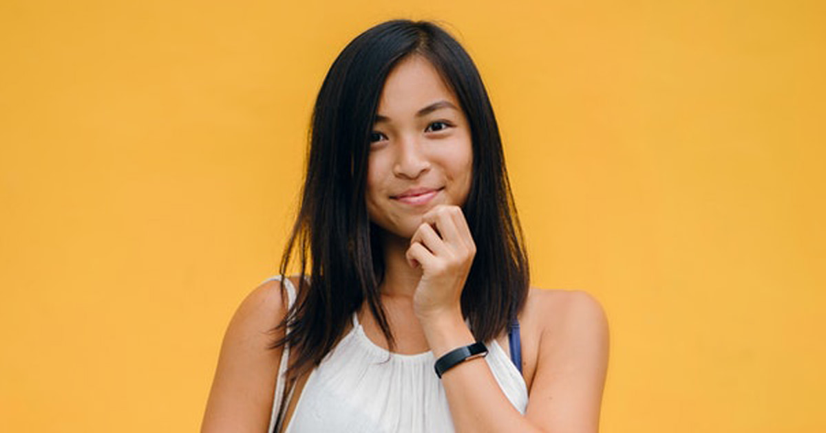 A photo of a smiling Filipina.